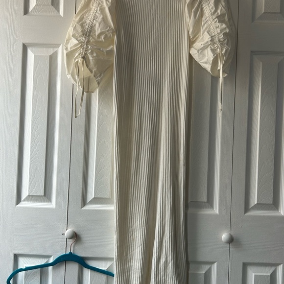 Large Zara Cream Dress with Puffed Ruffle Sleeves, opening in the back. - Picture 1 of 3
